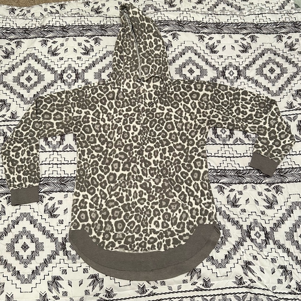 Maurices Gray and White Patterned Top